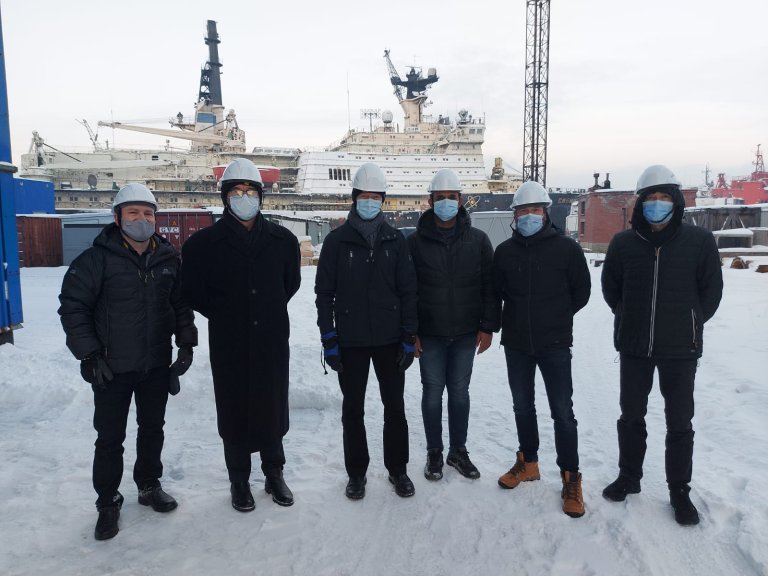 Representanter fra Nordisk sikkerhet, SSM og DSA på RosAtomflot foran isbryteren SIBIR